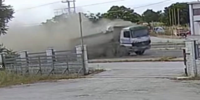 Λάρισα: Φορτηγό ξήλωσε γέφυρα και κατέληξε σε μάντρα αυτοκινήτων – Βίντεο